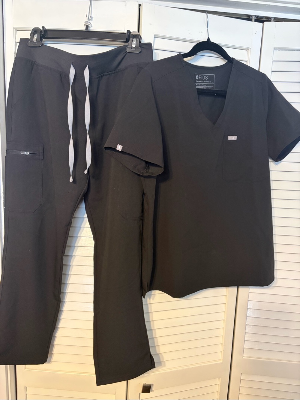 Figs Women's Charcoal Gray Scrub Set - V-Neck Top & Drawstring Joggers